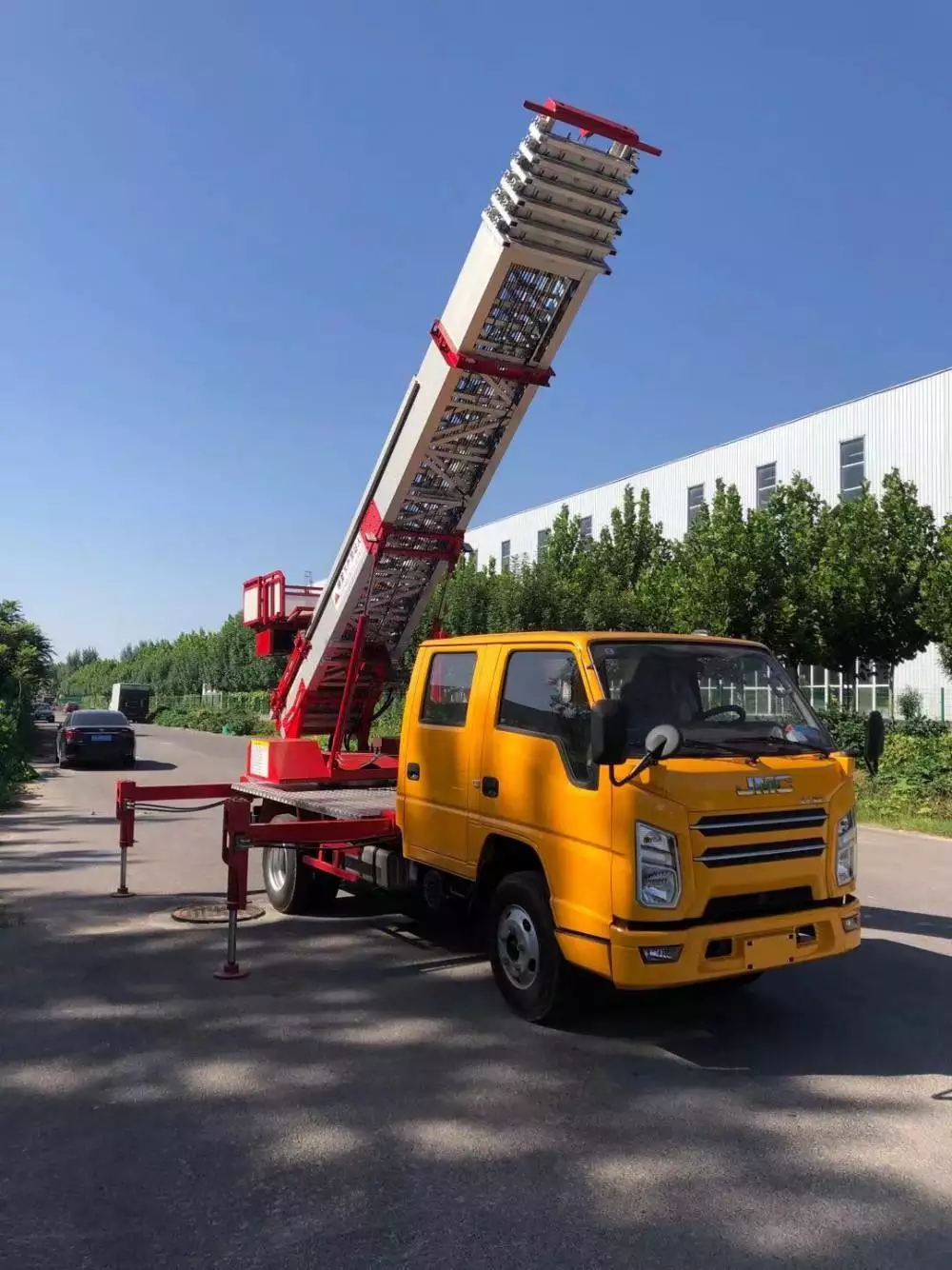 开平附近的云梯车出租服务：轻松解决高空作业需求